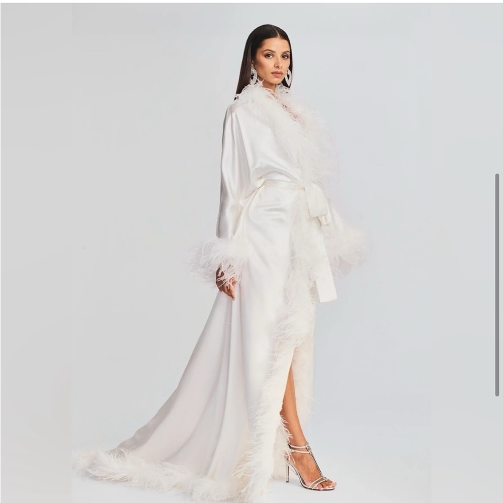 Retrofete Elegant White Feathered Gown